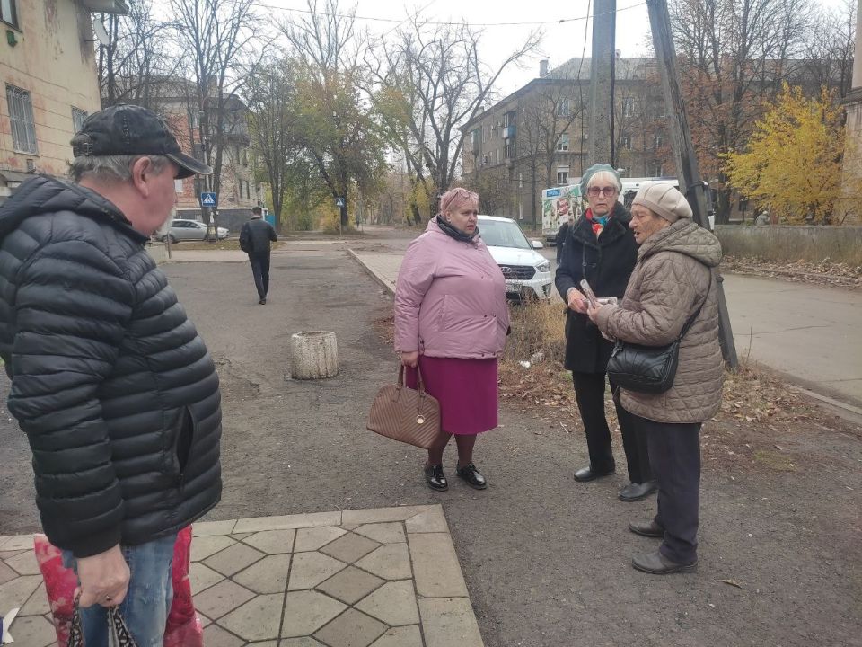 6 ноября, во исполнение поручения Главы ДНР Дениса Пушилина, спикер-активист Валентина Карпова провела встречу с жителями Кировского района по ул. Жукова, 13