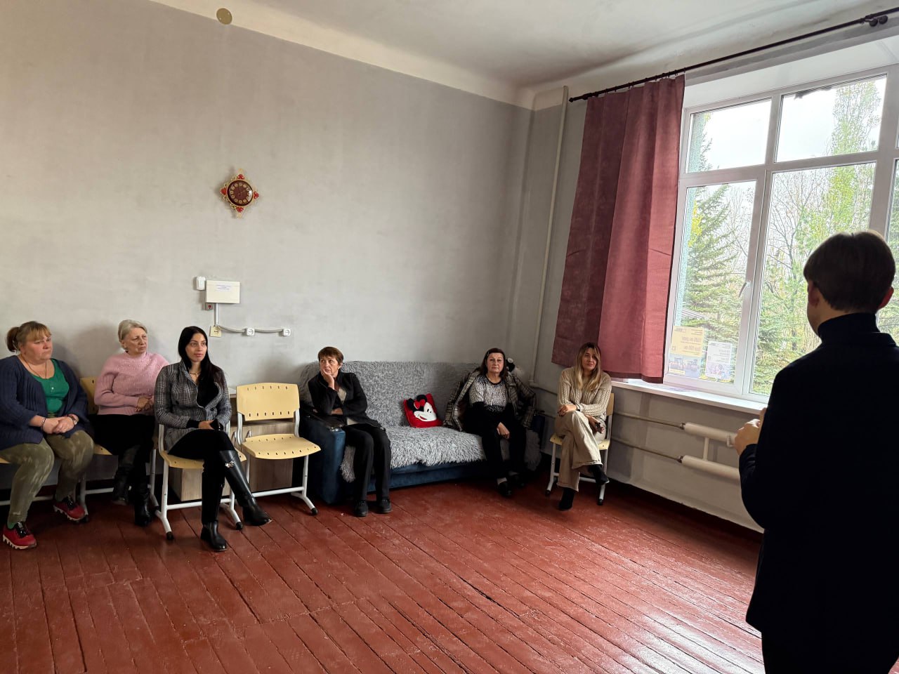 Сегодня, 6 ноября, первый заместитель руководителя Управы Кировского внутригородского района Администрации городского округа Макеевка Донецкой Народной Республики Алексей Еськов провел встречу с трудовым коллективом... Сегодня, 6 ноября, первый заместитель руководителя Управы Кировского внутригородского района Администрации городского округа Макеевка Донецкой Народной Республики Алексей Еськов провел встречу с трудовым коллективом...