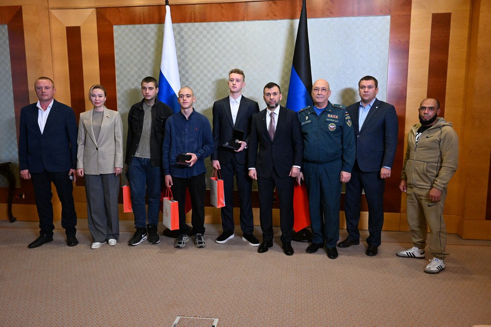 Александр Подгорный: С сенатором РФ Натальей Никоноровой вручили юным героям Александру Скакуну, Александру Маршалу и Всеволоду Новикову медали Совета Федерации «За проявленное мужество» Александр Подгорный: С сенатором РФ Натальей Никоноровой вручили юным героям Александру Скакуну, Александру Маршалу и Всеволоду Новикову медали Совета Федерации «За проявленное мужество»