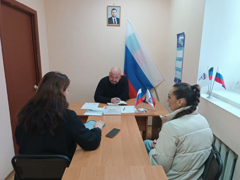 Сегодня, 6 ноября депутат Макеевского городского совета Сергей Щетинин провел приём граждан в Общественной приемной Председателя партии «Единая Россия» Червоногвардейского района городского округа Макеевка