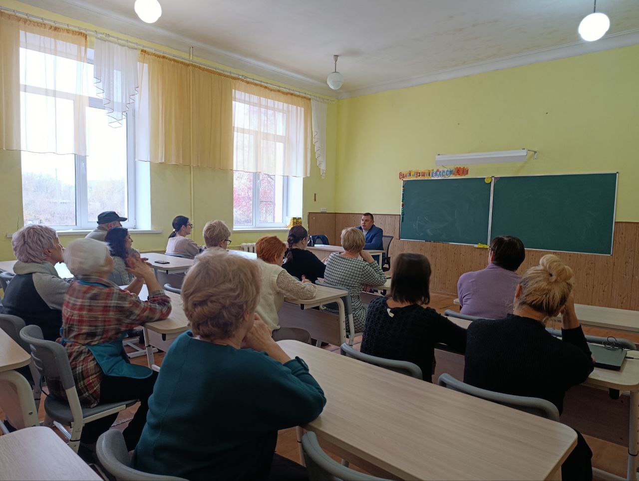 Сегодня, 6 ноября в Червоногвардейском районе состоялась встреча руководителя Управы Червоногвардейского внутригородского района Администрации городского округа Макеевка Антона Гринзовского с трудовым коллективом ГБОУ...