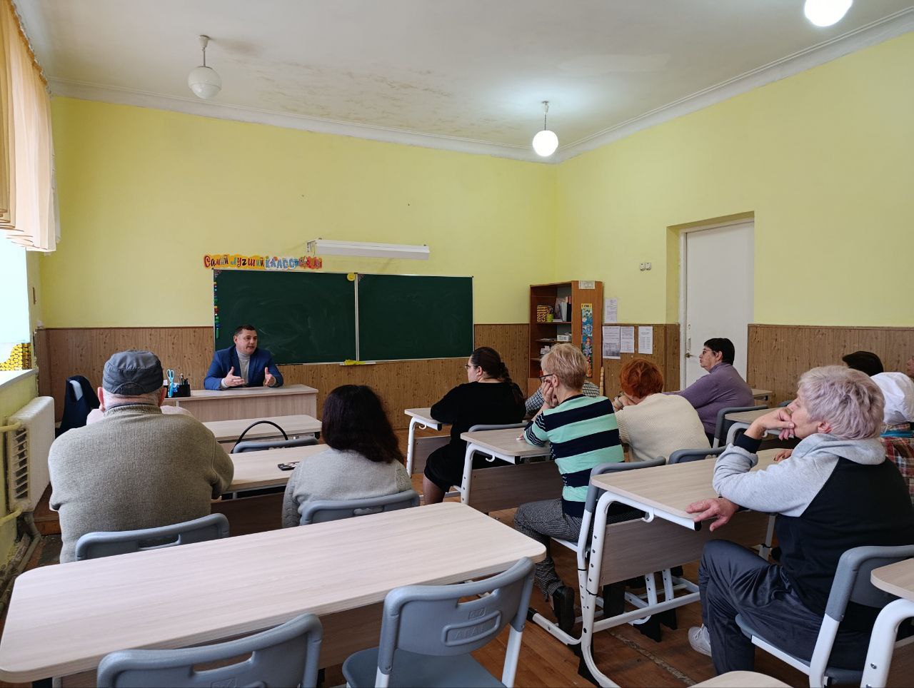 Сегодня, 6 ноября в Червоногвардейском районе состоялась встреча руководителя Управы Червоногвардейского внутригородского района Администрации городского округа Макеевка Антона Гринзовского с трудовым коллективом ГБОУ... Сегодня, 6 ноября в Червоногвардейском районе состоялась встреча руководителя Управы Червоногвардейского внутригородского района Администрации городского округа Макеевка Антона Гринзовского с трудовым коллективом ГБОУ...