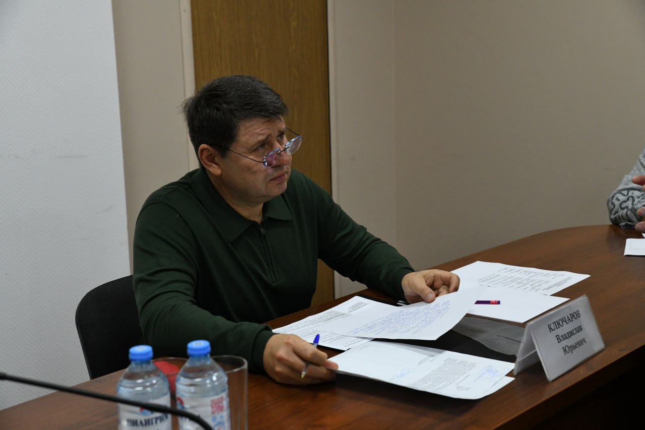 Владислав Ключаров: Сегодня ко мне на приём обратились жители по вопросам газификации, капитального ремонта домов, ремонта трубопровода центрального отопления и кровли
