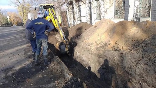 Сегодня, 7 ноября, филиалом «Макеевское ПУВКХ» ГУП ДНР «Вода Донбасса» ведутся работы по устранению порыва холодного водоснабжения в районе АТЦ «ММЗ» по ул. Кирова