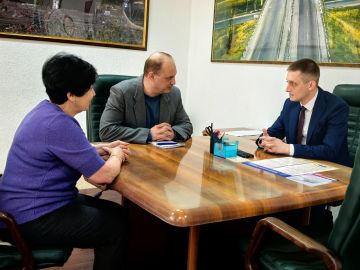 Председатель Комиссии ОП ДНР по промышленности, транспорту, строительству, ЖКХ и экологии Общественной палаты ДНР Роман Сметанин и руководитель рабочей группы по транспорту Ирина Энглези провели встречу с Министром...