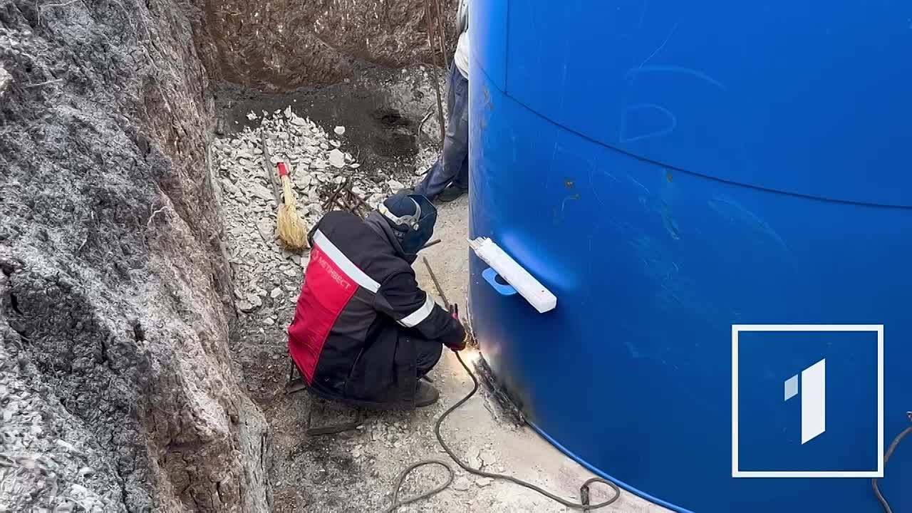 В посёлке Большое Орехово Советского района Макеевки устанавливают новую 100-тонную водонапорную башню!