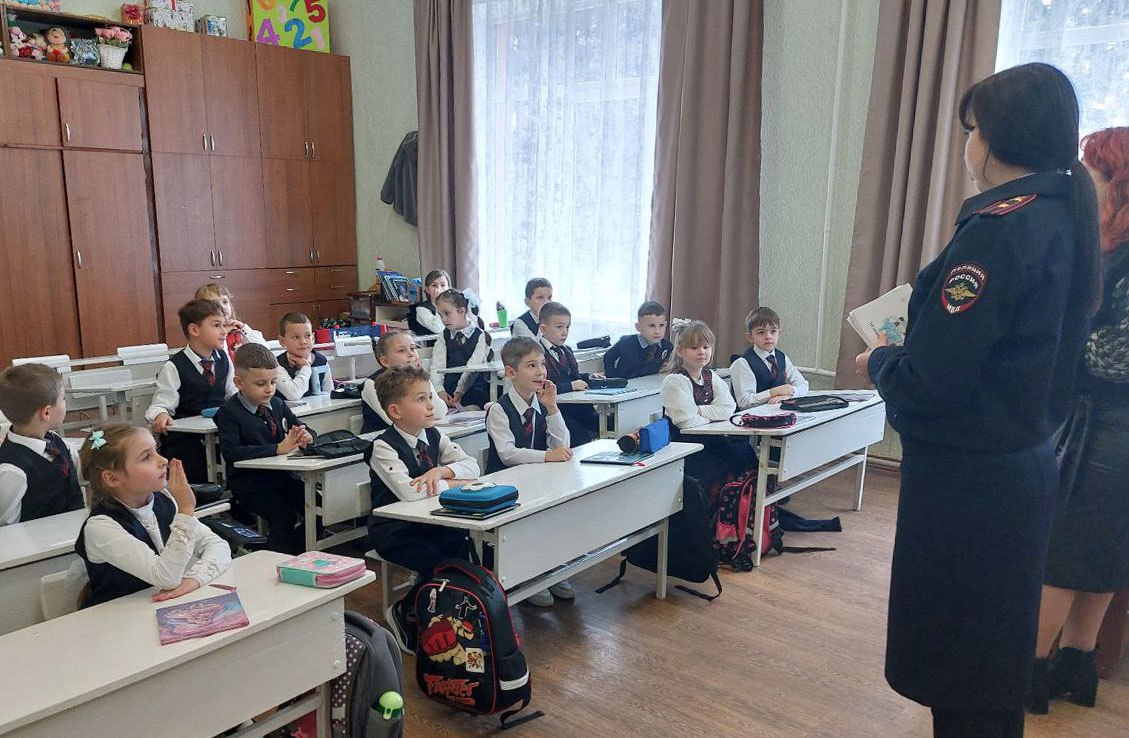 В Волновахе полицейские почтили память погибших коллег В Волновахе полицейские почтили память погибших коллег