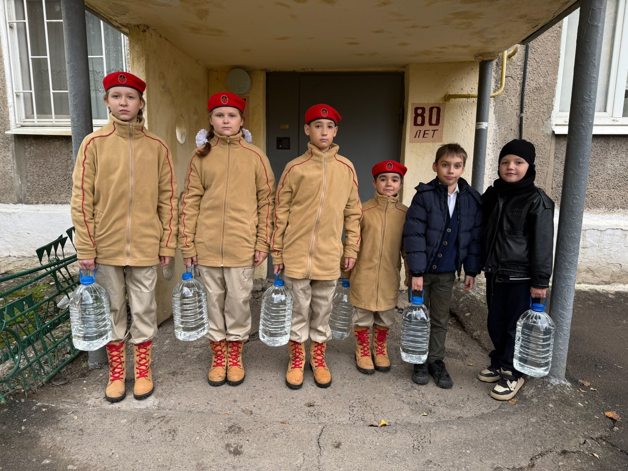 Школьные волонтёрские отряды продолжают свою добрую миссию Школьные волонтёрские отряды продолжают свою добрую миссию