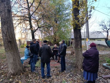 Сегодня, 7 ноября первый заместитель руководителя Управы Червоногвардейского внутригородского района Администрации городского округа Макеевка Ирина Полищук провела встречу с жителями жилого массива Горького на придомовий...