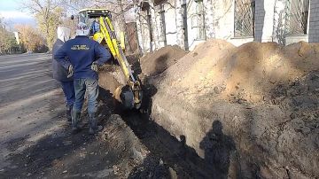Сегодня, 7 ноября, филиалом «Макеевское ПУВКХ» ГУП ДНР «Вода Донбасса» ведутся работы по устранению порыва холодного водоснабжения в районе АТЦ «ММЗ» по ул. Кирова