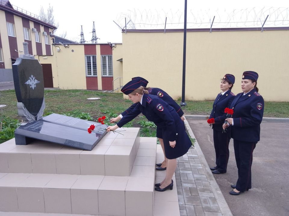 В Волновахе полицейские почтили память погибших коллег