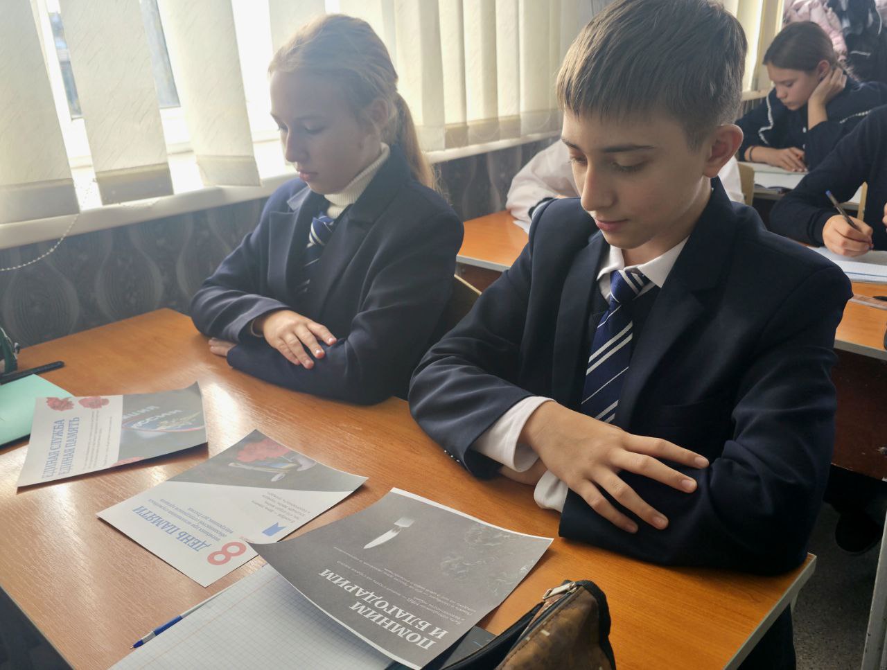 В канун Дня памяти погибших при выполнении служебных обязанностей сотрудников органов внутренних дел Российской Федерации в ГБОУ «СШ № 22 Г.О. МАКЕЕВКА» проведён урок, посвященный этому событию В канун Дня памяти погибших при выполнении служебных обязанностей сотрудников органов внутренних дел Российской Федерации в ГБОУ «СШ № 22 Г.О. МАКЕЕВКА» проведён урок, посвященный этому событию