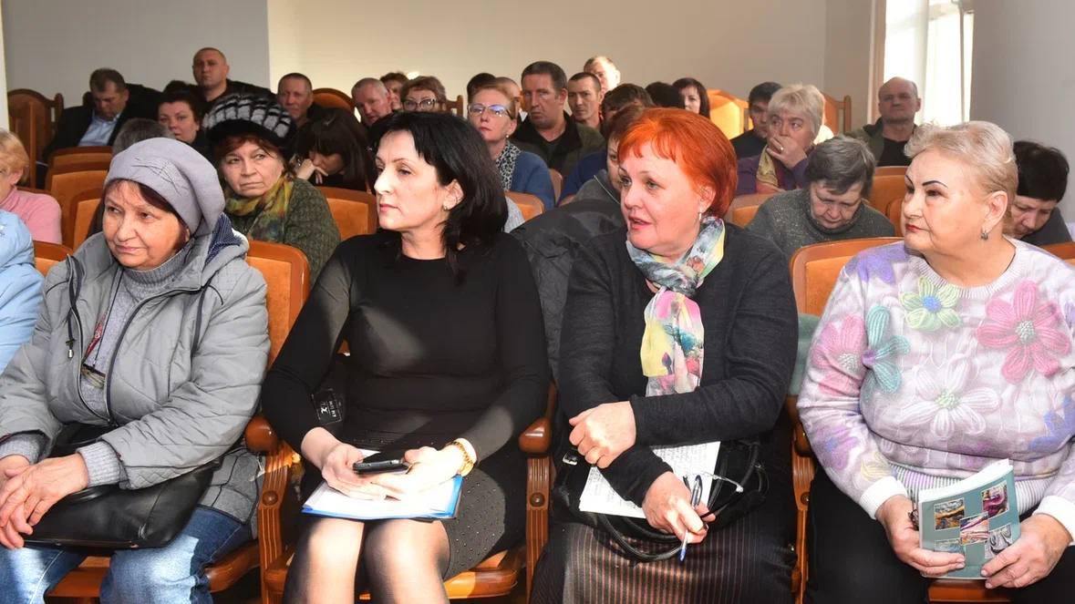 Руководитель РИК Донецкого регионального отделения “Единой России” Алексей Муратов – один из немногих политических и общественных деятелей, который активно обсуждает сложившиеся проблемы лично с людьми Руководитель РИК Донецкого регионального отделения “Единой России” Алексей Муратов – один из немногих политических и общественных деятелей, который активно обсуждает сложившиеся проблемы лично с людьми