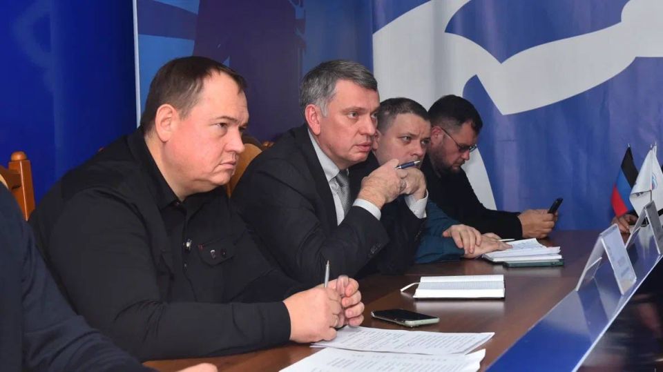 Руководитель РИК Донецкого регионального отделения “Единой России” Алексей Муратов – один из немногих политических и общественных деятелей, который активно обсуждает сложившиеся проблемы лично с людьми