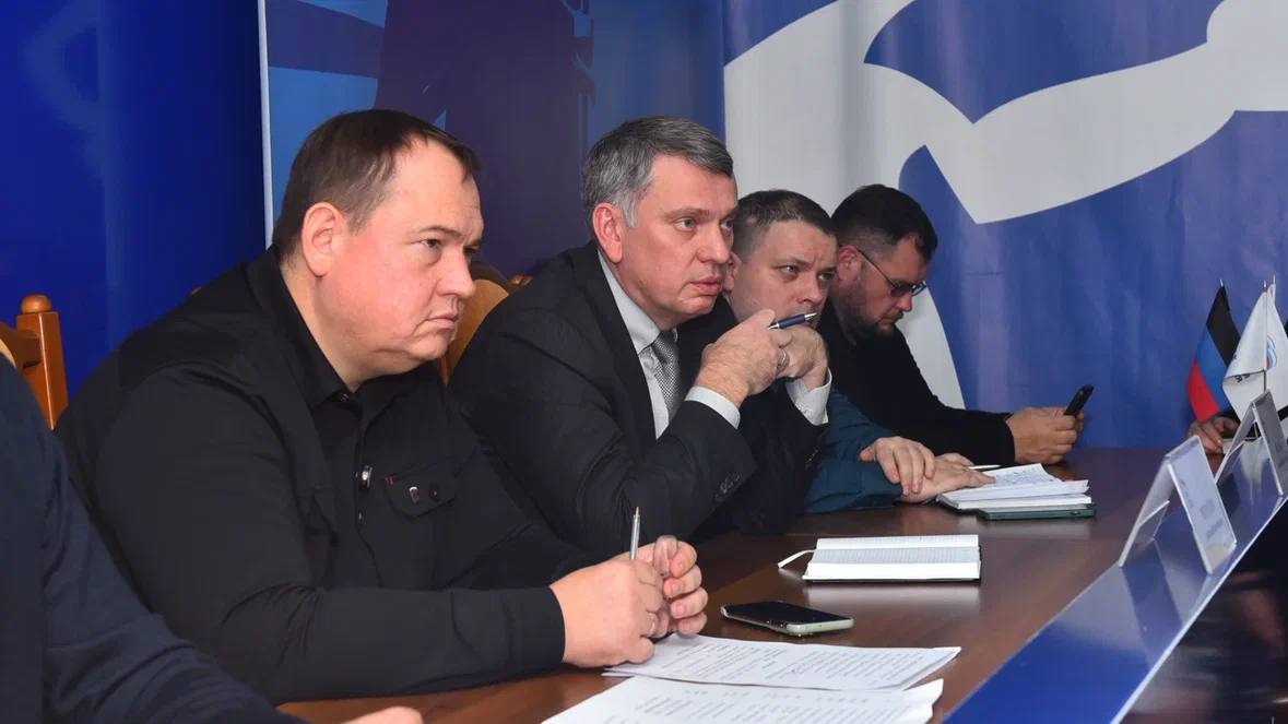 Руководитель РИК Донецкого регионального отделения “Единой России” Алексей Муратов – один из немногих политических и общественных деятелей, который активно обсуждает сложившиеся проблемы лично с людьми