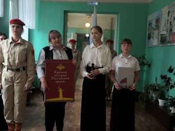 ВАЖНЫЕ СОБЫТИЯ. Сегодня, 10 ноября 2025 года, в ГБОУ "СШ № 16 Г.О. МАКЕЕВКА" состоялась церемония передачи уникальных экспонатов