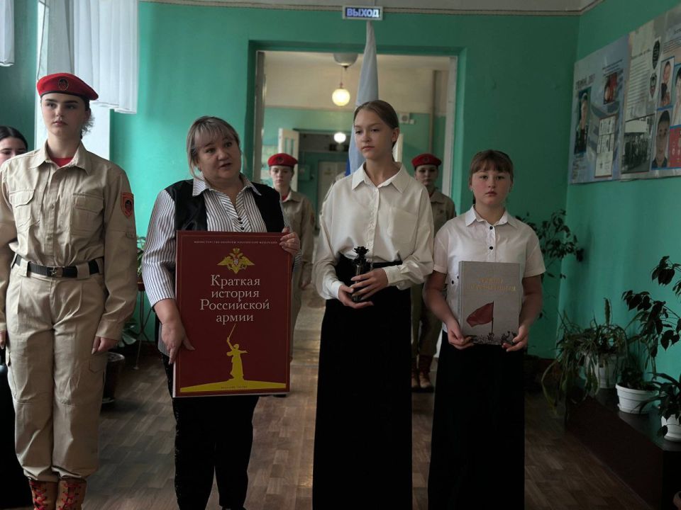 ВАЖНЫЕ СОБЫТИЯ. Сегодня, 10 ноября 2025 года, в ГБОУ "СШ № 16 Г.О. МАКЕЕВКА" состоялась церемония передачи уникальных экспонатов