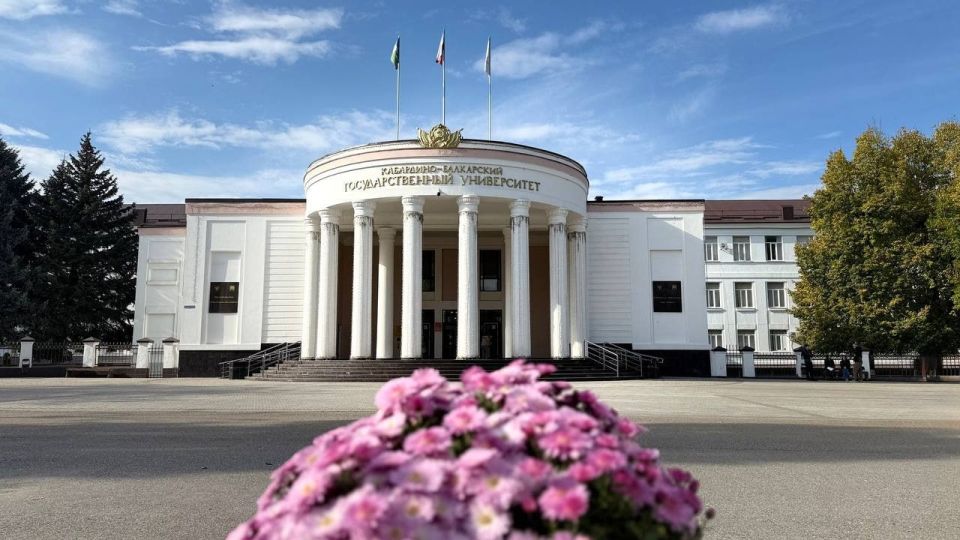 Юные макеевчане, принимающие участие в Университетской смене в Кабардино-Балкарском государственном университете им. Х.М. Бербекова, изучают культурологию, посещают природные достопримечательности