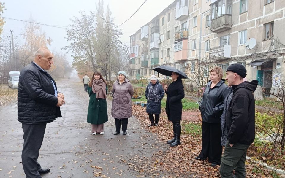 11 ноября в Советском внутригородском районе депутат Макеевского городского совета первого созыва Олег Венжега провел встречу с жителями по улице Середы возле дома 7