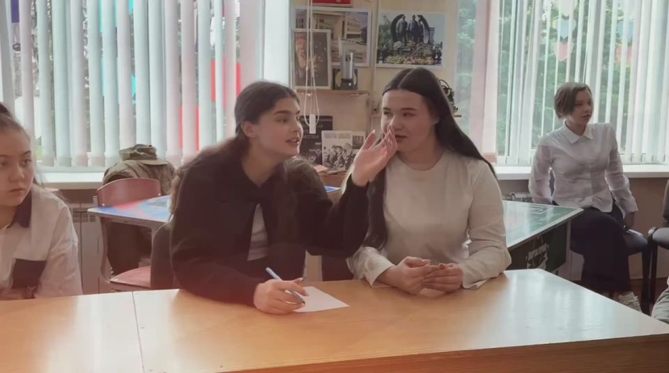 КВИЗ ПЕРВЫХ. 11 ноября 2025 года в ГБОУ "СШ № 16 Г.О. МАКЕЕВКА" проведена интеллектуальная игра «Квиз Первых», организованная штабом Движения Первых