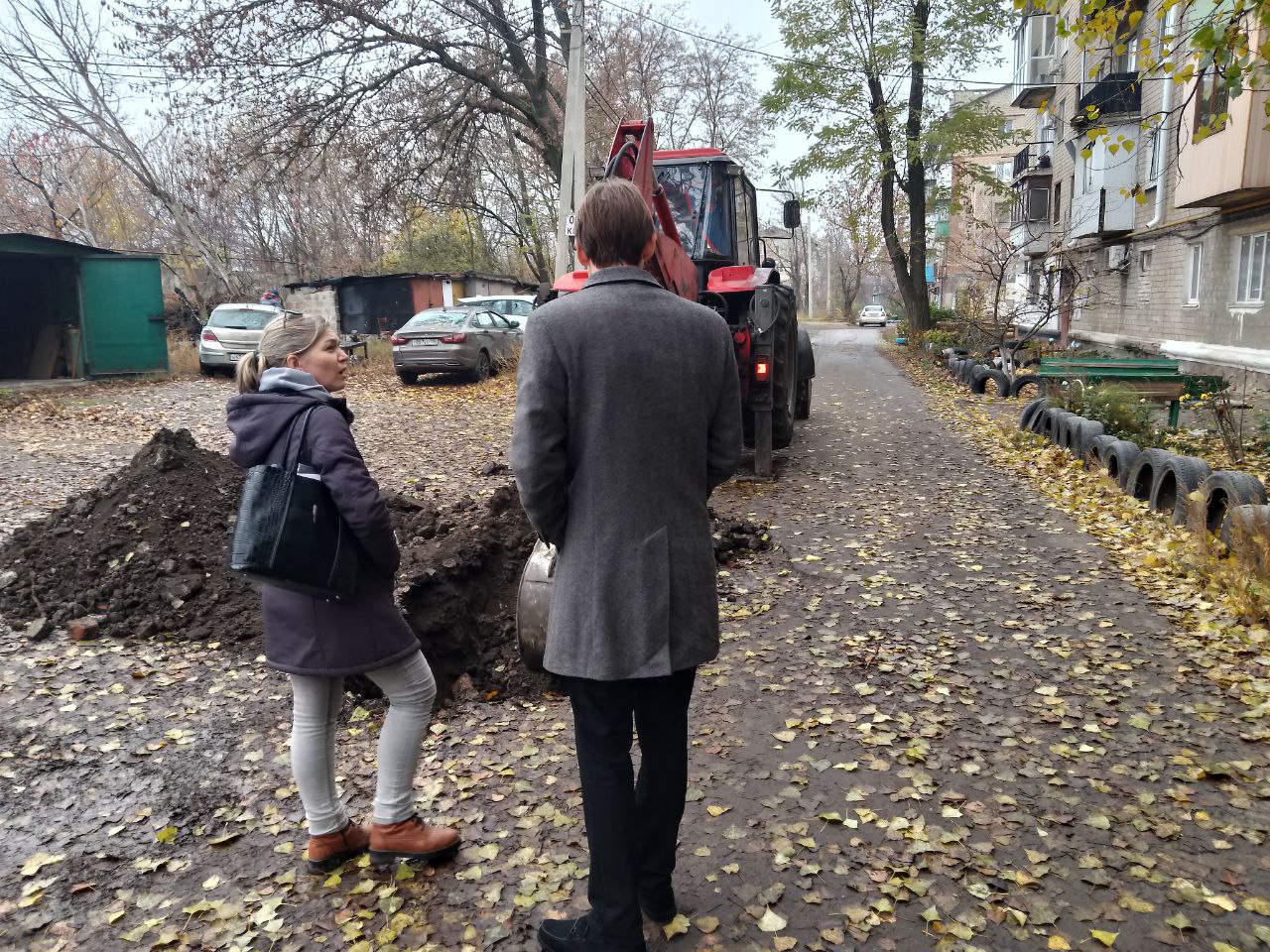 Сегодня, 12 ноября, с целью восстановления подачи теплоносителя на жилые дома №№ 22, 23, 24 квартала Северный силами Филиала «Макеевкатеплосеть» ГУП ДНР «Донбасстеплоэнерго» ведутся работы по замене аварийного участка... Сегодня, 12 ноября, с целью восстановления подачи теплоносителя на жилые дома №№ 22, 23, 24 квартала Северный силами Филиала «Макеевкатеплосеть» ГУП ДНР «Донбасстеплоэнерго» ведутся работы по замене аварийного участка...