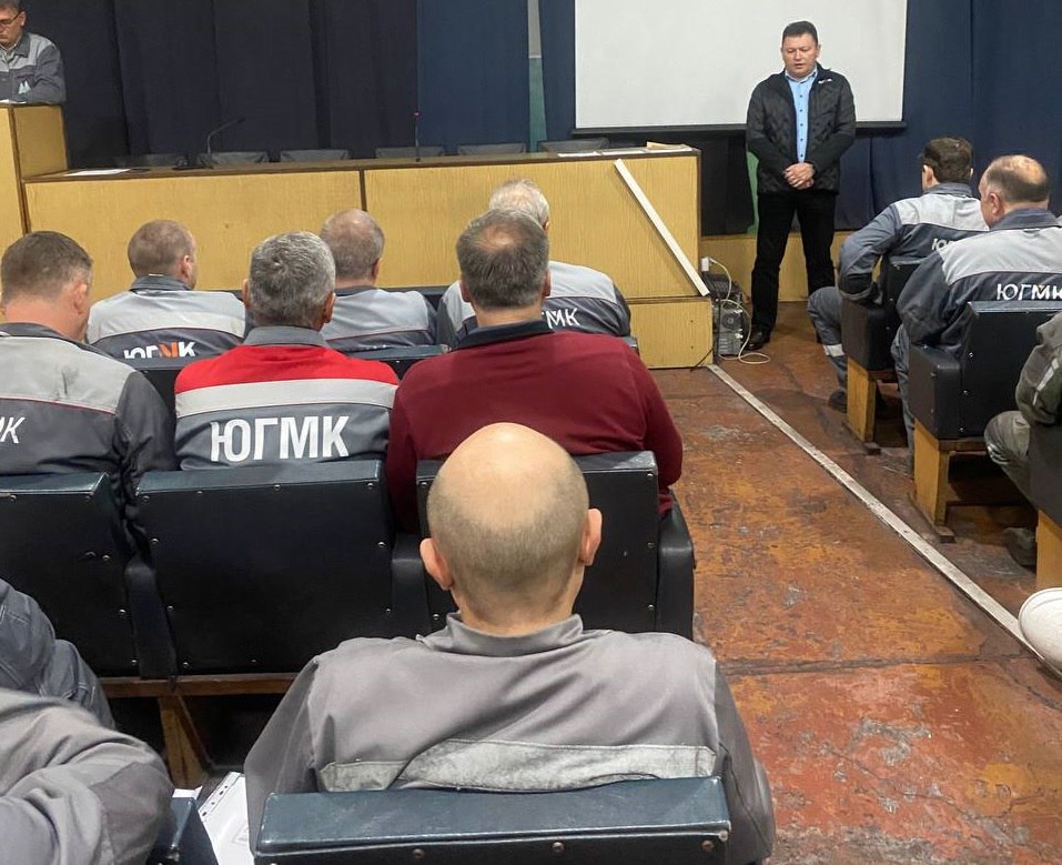 Сегодня, 12 ноября, депутат Макеевского городского совета провел встречу с трудовым коллективом филиала № 3 «Макеевкий металлургический завод» ООО «Южный горно-металлургический комплекс Донецк»