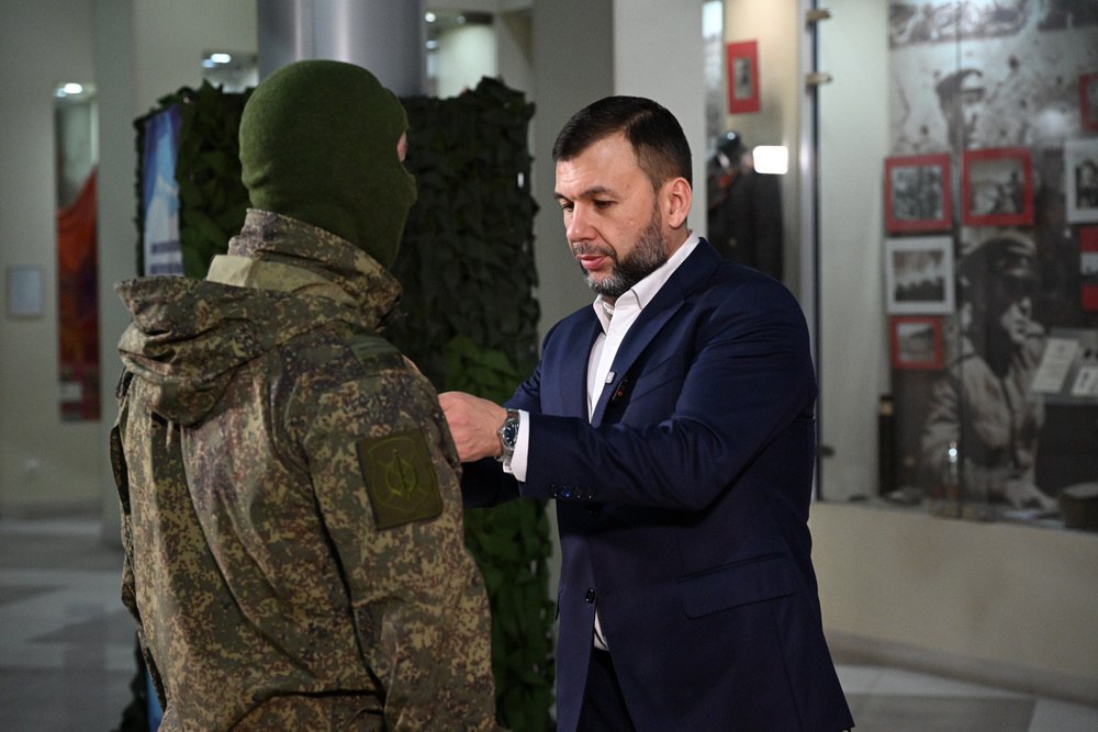 Александр Подгорный: Глава ДНР Денис Пушилин вручил знаки отличия "За заслуги перед Донецкой Народной Республикой" III степени с мечами, медали " За храбрость" IV степени военнослужащим 52-й дивизии противовоздушной...