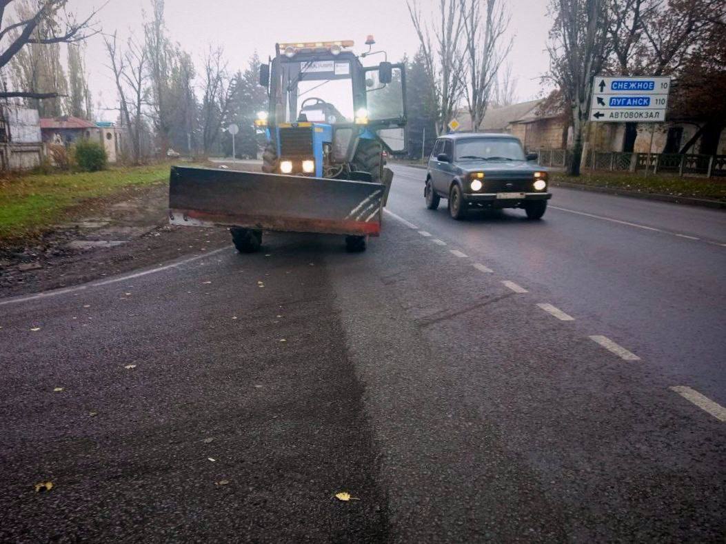 За сутки 11 ноября в рамках содержания дорожники установили новые дорожные знаки на 8 участках автомобильных дорог общего пользования, произвели работы по ямочному ремонту и очистке дорожного покрытия За сутки 11 ноября в рамках содержания дорожники установили новые дорожные знаки на 8 участках автомобильных дорог общего пользования, произвели работы по ямочному ремонту и очистке дорожного покрытия