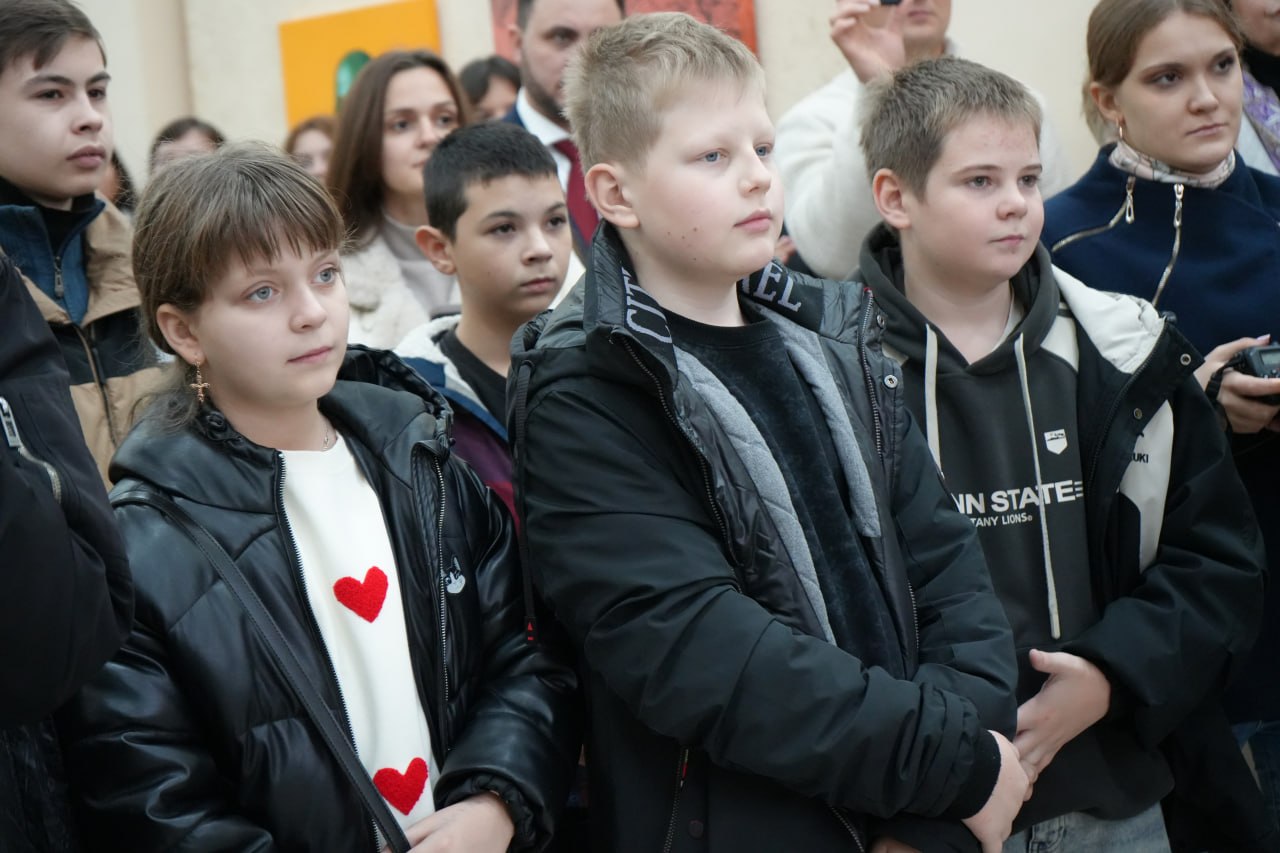 7 ноября в макеевском музее состоялось открытие международной выставки «Искусство и мир: Великая Победа Жизни» 7 ноября в макеевском музее состоялось открытие международной выставки «Искусство и мир: Великая Победа Жизни»