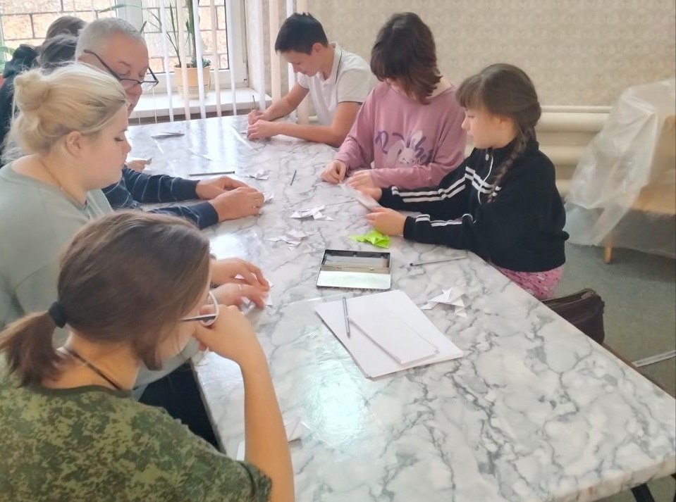 В Детском клиническом центре г. Макеевка, в рамках проекта «Культура малой Родины» Всероссийской политической партии «Единая Россия», маленьких пациентов ждал приятный сюрприз: мастер-класс от рукодельницы Галины Ермаковой В Детском клиническом центре г. Макеевка, в рамках проекта «Культура малой Родины» Всероссийской политической партии «Единая Россия», маленьких пациентов ждал приятный сюрприз: мастер-класс от рукодельницы Галины Ермаковой