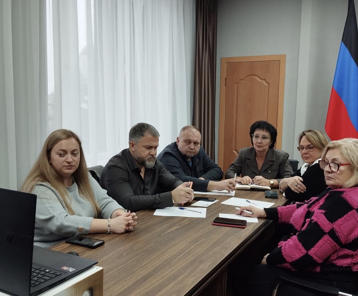 Валентина Харлашка: Сегодня, 12 ноября, с коллегами-депутатами приняли участие в публичных слушаниях по проекту бюджета муниципального образования городского округа Макеевка на 2026 год и плановый период 2027 и 2028 годов