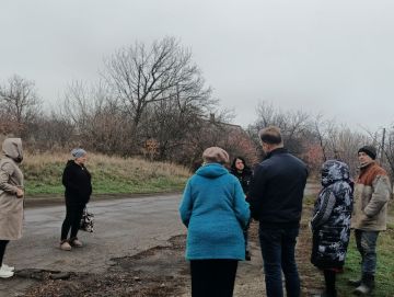 12 ноября, в рамках поручения Главы Республики Дениса Пушилина, спикер-активист Ольга Осипчук провела встречу с жителями на подведомственной территории пгт Ясиновка по ул. Свердлова, 129