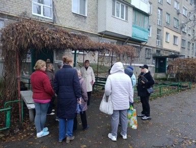 12 ноября заместитель руководителя Управы Червоногвардейского внутригородского района Администрации городского округа Макеевка Татьяна Задорожная провела встречу с жителями жилого массива Крупской на придомовой территории...