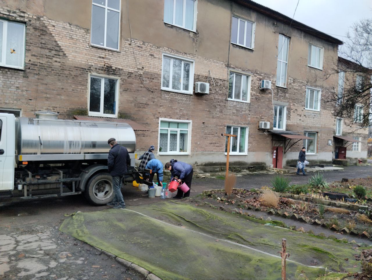 11 ноября, в Кировском внутригородском районе, согласно поступившим заявкам, был организован подвоз воды для жителей домов, в которые в установленный графиком день не поступила вода 11 ноября, в Кировском внутригородском районе, согласно поступившим заявкам, был организован подвоз воды для жителей домов, в которые в установленный графиком день не поступила вода