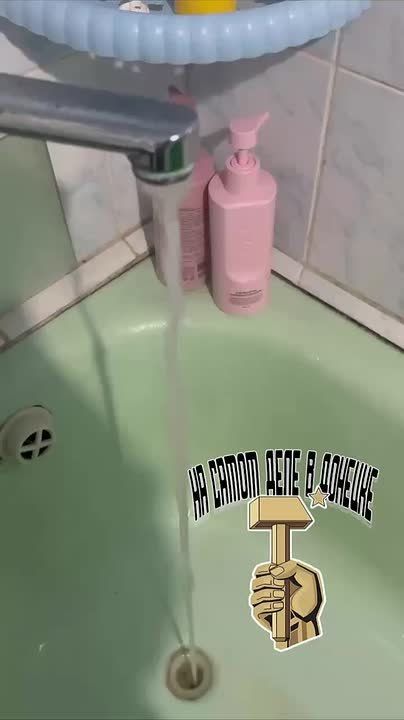 Чудо на Гвардейке!. Вчера вечером в Червоногвардейском районе Макеевки впервые за 4 месяца в кранах у людей зашумела вода Люди там не видели воду с июля месяца