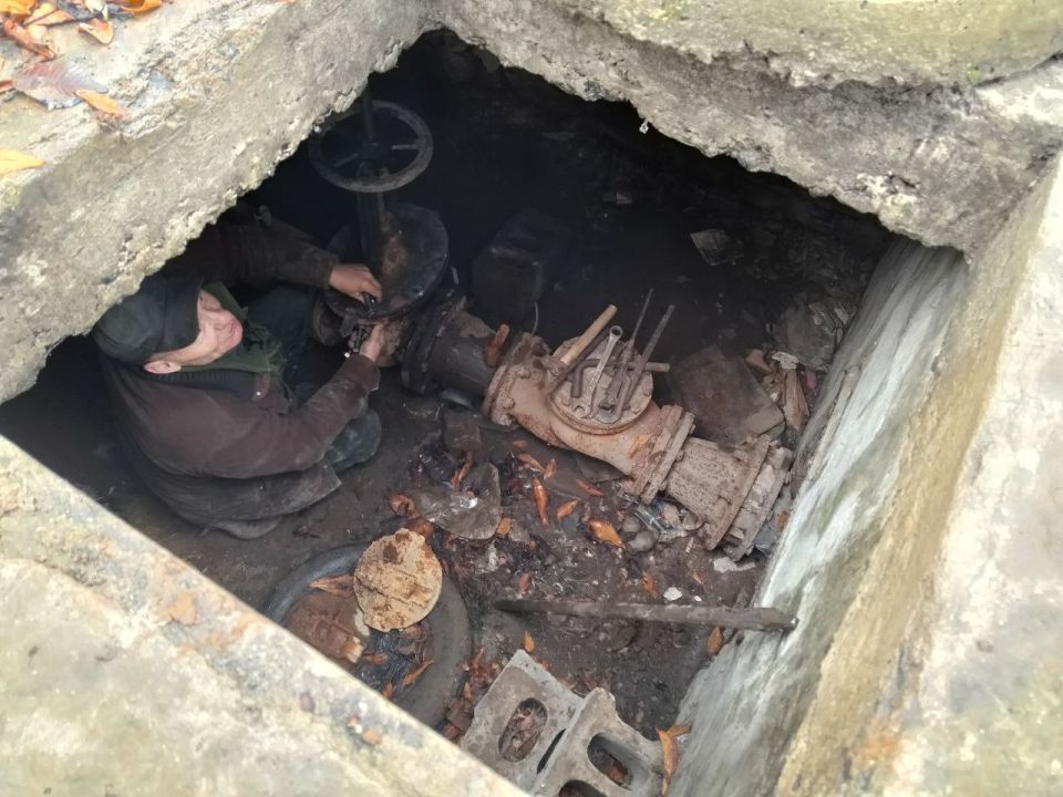 13 ноября, филиалом «Макеевское ПУВКХ» ГУП ДНР «Вода Донбасса» проведены работы по ревизии запорной арматуры в колодце холодного водоснабжения по ул. Глинки