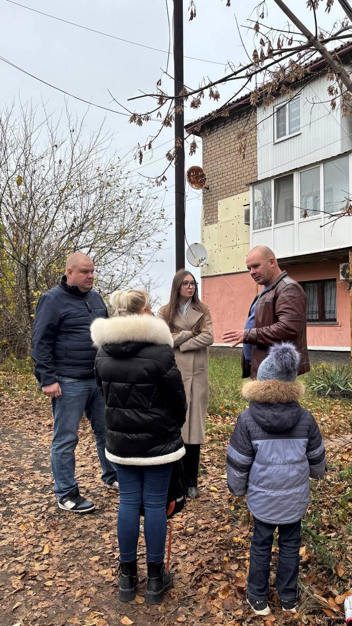 Депутаты Народного Совета Игорь Матрус, Павел Минаков и Петр Потапенко провели сход граждан в Красногвардейском районе города Макеевки, на улице Кольцевая Депутаты Народного Совета Игорь Матрус, Павел Минаков и Петр Потапенко провели сход граждан в Красногвардейском районе города Макеевки, на улице Кольцевая