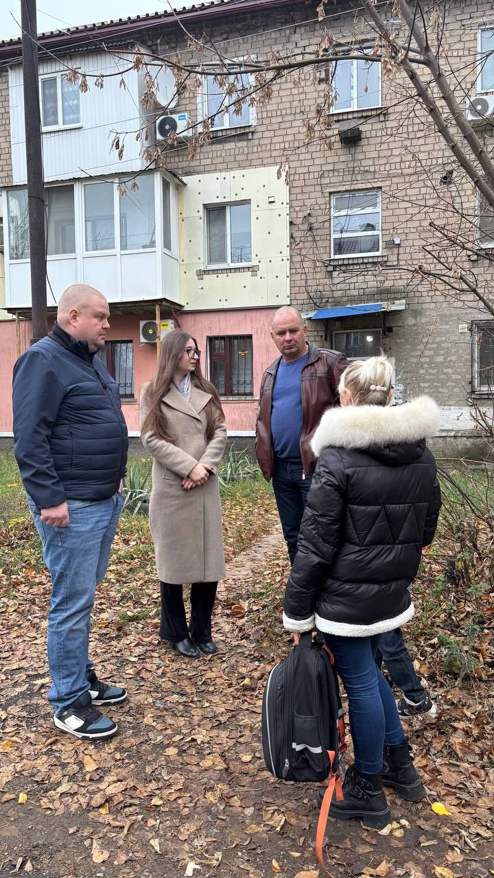 Депутаты Народного Совета Игорь Матрус, Павел Минаков и Петр Потапенко провели сход граждан в Красногвардейском районе города Макеевки, на улице Кольцевая