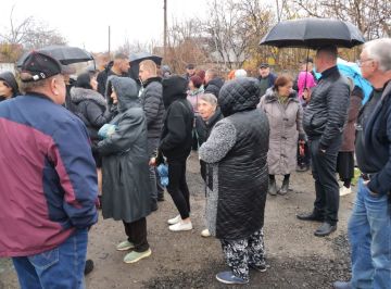 12 ноября руководитель Управы Червоногвардейского внутригородского района Администрации городского округа Макеевка Антон Гринзовский провел встречу с жителями жилого массива Горького возле магазина «Продукты» на улице...