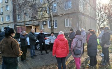 14 ноября встречу с жителями микрорайона Первомайский, дом 5 провели депутат Народного Совета ДНР Виктор Николаенко, первый заместитель руководителя Управы Советского внутригородского района Администрации городского округа...