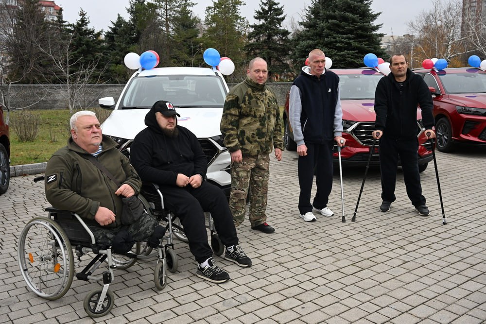 Александр Подгорный: Пятерым ветеранам боевых действий Донецкой Народной Республики передали автомобили Александр Подгорный: Пятерым ветеранам боевых действий Донецкой Народной Республики передали автомобили