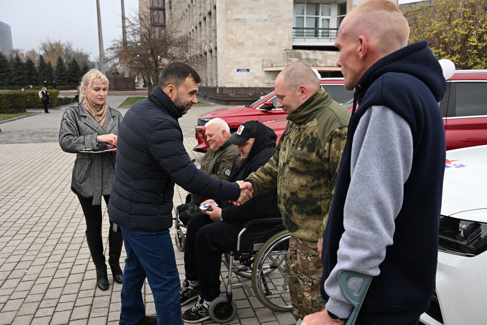 Александр Подгорный: Пятерым ветеранам боевых действий Донецкой Народной Республики передали автомобили Александр Подгорный: Пятерым ветеранам боевых действий Донецкой Народной Республики передали автомобили