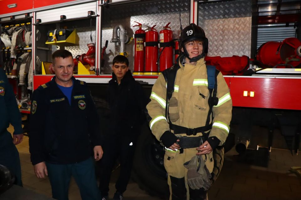 Макеевские школьники в гостях у огнеборцев