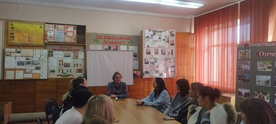 Сегодня, 14 ноября, депутат Макеевского городского совета Татьяна Репунова провела встречу с трудовым коллективом Муниципального бюджетного учреждения дополнительного образования «Городской Дворец детского и юношеского...