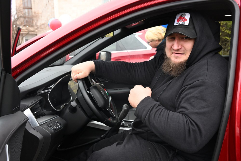 Александр Подгорный: Пятерым ветеранам боевых действий Донецкой Народной Республики передали автомобили Александр Подгорный: Пятерым ветеранам боевых действий Донецкой Народной Республики передали автомобили