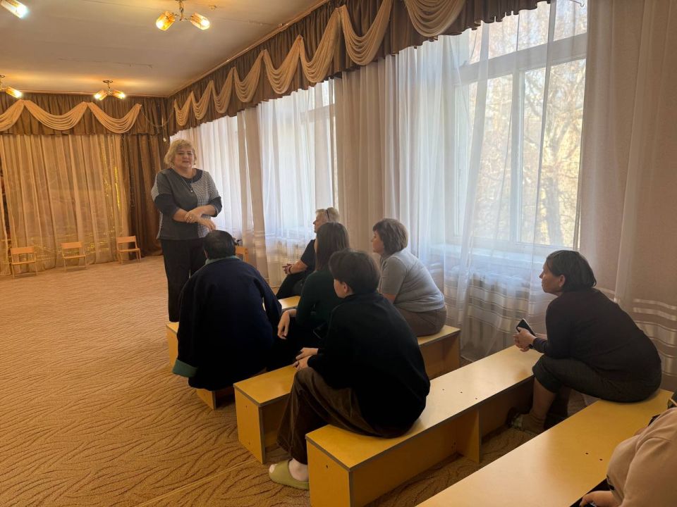 Сегодня, 14 ноября, заместитель руководителя Управы Центрально-Городского внутригородского района Лариса Онищенко провела встречу с трудовым коллективом ГКДОУ «Детский-сад № 122 комбинированного вида городского округа...