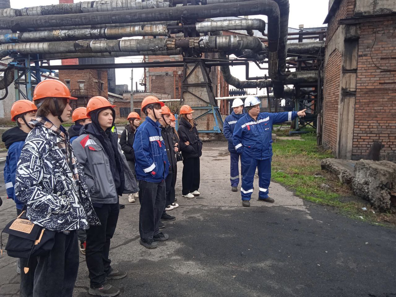 Учащиеся 9 класса ГБОУ «ОШ № 56 Г.О. МАКЕЕВКА» посетили Ясиновский коксохимический завод Учащиеся 9 класса ГБОУ «ОШ № 56 Г.О. МАКЕЕВКА» посетили Ясиновский коксохимический завод