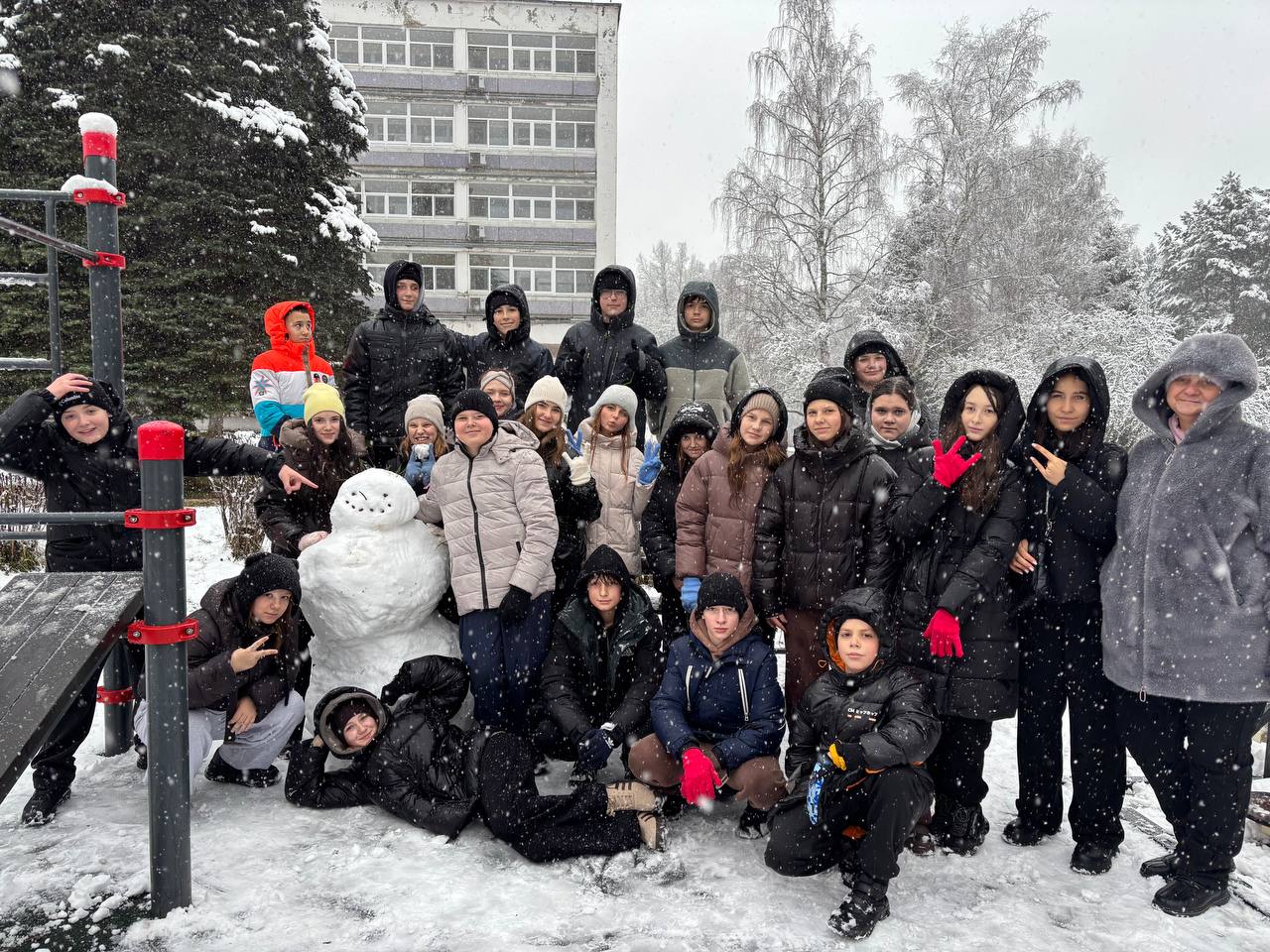 ВРЕМЯ ВОЛШЕБСТВА. Сегодня, 15 ноября 2025 года, у ребят, отдыхающих в УДПРФ ОК "Снегири" в рамках проекта "Дети России - Детям Донбасса", был день, наполненный сюрпризами ВРЕМЯ ВОЛШЕБСТВА. Сегодня, 15 ноября 2025 года, у ребят, отдыхающих в УДПРФ ОК "Снегири" в рамках проекта "Дети России - Детям Донбасса", был день, наполненный сюрпризами