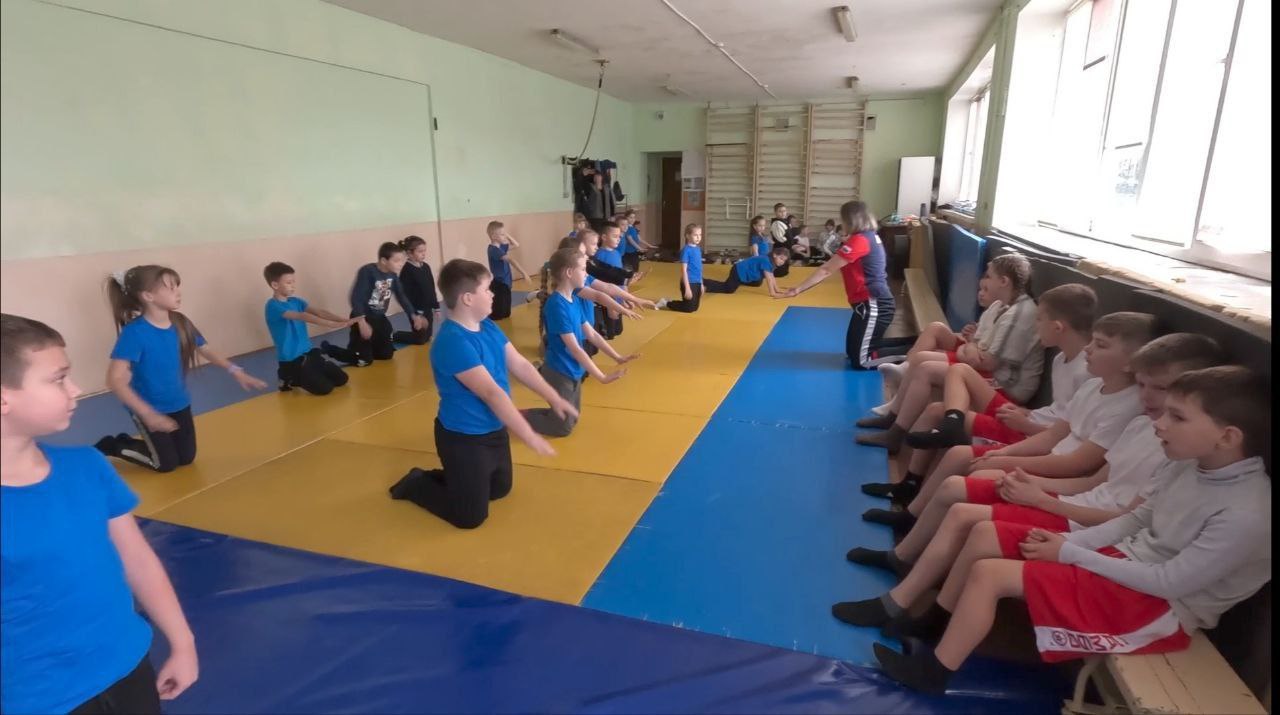 В преддверии Дня Самбо учащиеся ГБОУ "СШ № 86 Г.О. МАКЕЕВКА", активно участвующие в проекте "Самбо в школу", провели показательное занятие для своих сверстников из ГБОУ "СШ № 49 Г.О. МАКЕЕВКА" В преддверии Дня Самбо учащиеся ГБОУ "СШ № 86 Г.О. МАКЕЕВКА", активно участвующие в проекте "Самбо в школу", провели показательное занятие для своих сверстников из ГБОУ "СШ № 49 Г.О. МАКЕЕВКА"