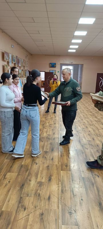 Дмитрий Огилец: Вручили Дипломы от ДРРО "Российский союз ветеранов Афганистана и специальных военных операций" победителям выставки в Макеевской художественной школе! #РСВА